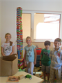 Die Kinder bauen einen Turm mit über zwei Metern Höhe