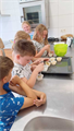 die+Kinder+backen+leckere+Donauwellen-Cupcakes